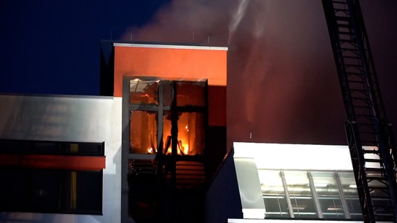 Flammen schlagen aus einer Schule in Georgsmarienhütte (Landkreis Osnabrück). © Nord-West-Media TV 