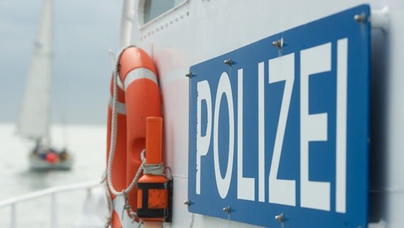 Der Schriftzug "Polizei" ist am 29.07.2015 am Küstenstreifenboot "Granitz" im Hafen von Sassnitz (Mecklenburg-Vorpommern zu sehen. © picture alliance / dpa Foto: Stefan Sauer
