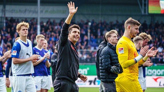 Trainer Marcel Rapp und seine Spieler von Holstein Kiel jubeln den Fans zu © IMAGO/Eibner-Pressefoto Foto: Marcel von Fehrn